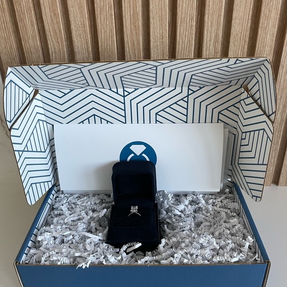 Elegant radiant cut 3 carat lab grown diamond set in 18K white gold pave ring - Picture 1 of 16